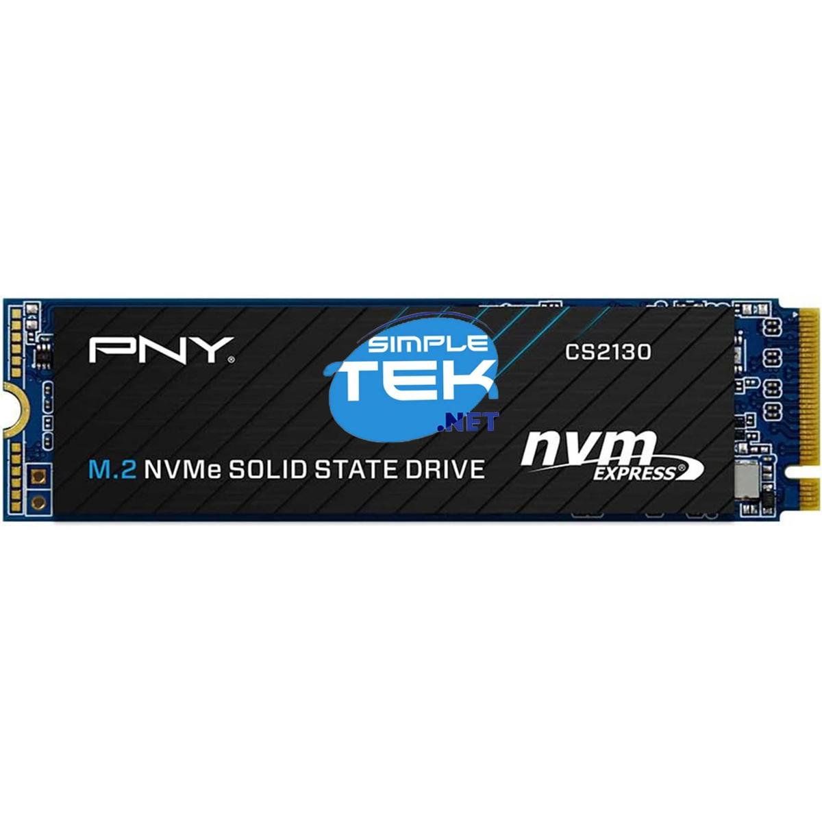 Un'unità a stato solido M.2 NVMe. L'unità è nera con testo blu e bianco. I marchi PNY e SimpleTek sono visibili.