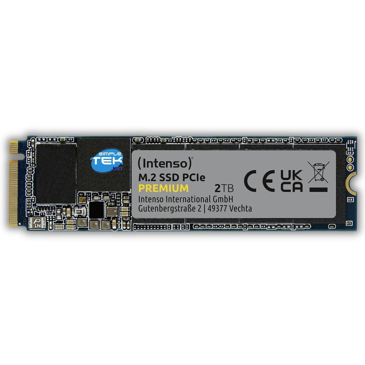 Dysk M.2 SSD PCIe firmy Intenso. Jest czarny z białym i niebieskim tekstem. Dysk ma napis 'PREMIUM' i '2TB'.
