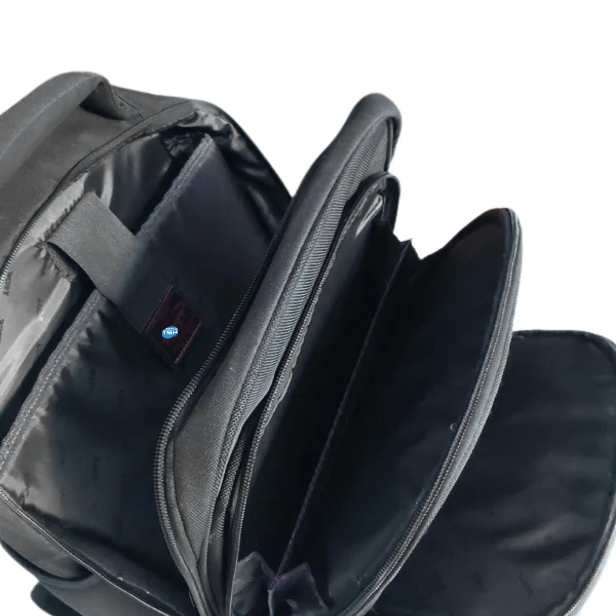 Zaino nero con più scomparti, cerniere e maniglia. Lo zaino è aperto e mostra le tasche interne. Sfondo bianco.