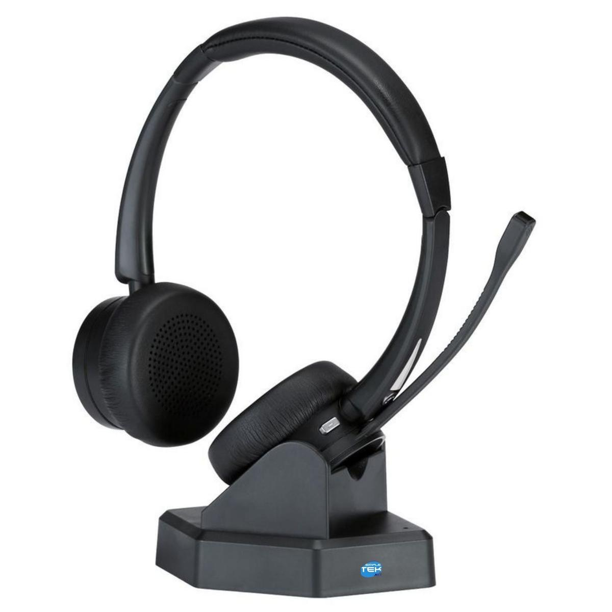 Una cuffia wireless nera è appoggiata su una base di ricarica. La cuffia ha un design sopra la testa e un microfono.