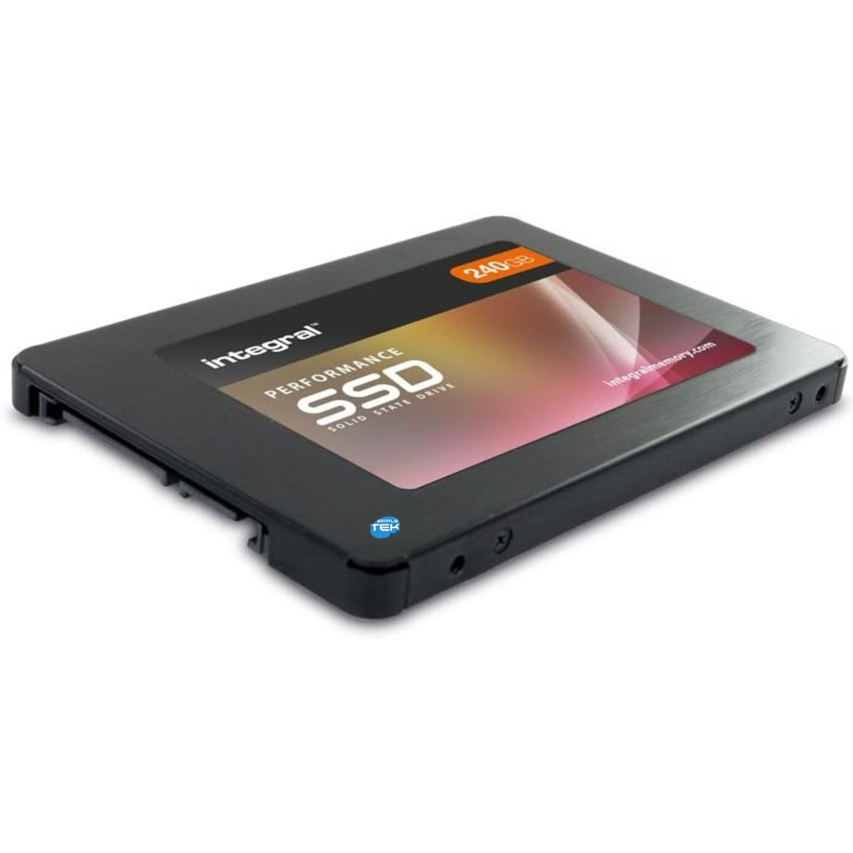 Un SSD Integral nero da 240GB. Ha una parte superiore argentata con dettagli rossi e bianchi e le parole 'SSD' e 'Performance'.