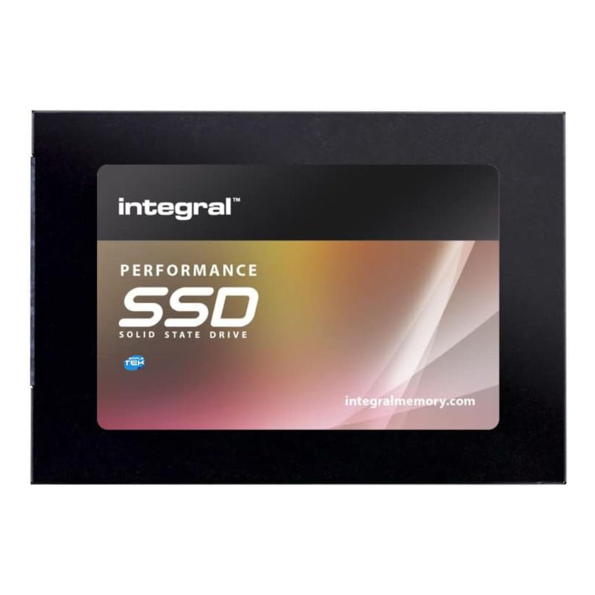 Unità SSD in una cornice nera. L'unità ha la parola "integral" e le parole "performance SSD solid state drive".