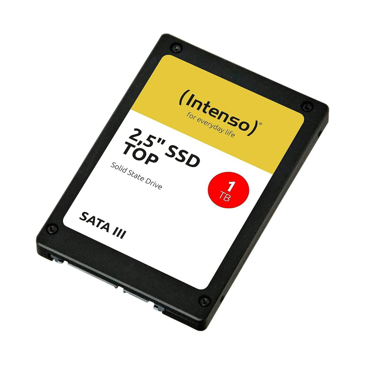 Czarny dysk SSD z żółto-białą etykietą. Etykieta zawiera napisy 'Intenso' i '2,5" SSD TOP'. Ma pojemność 1TB.