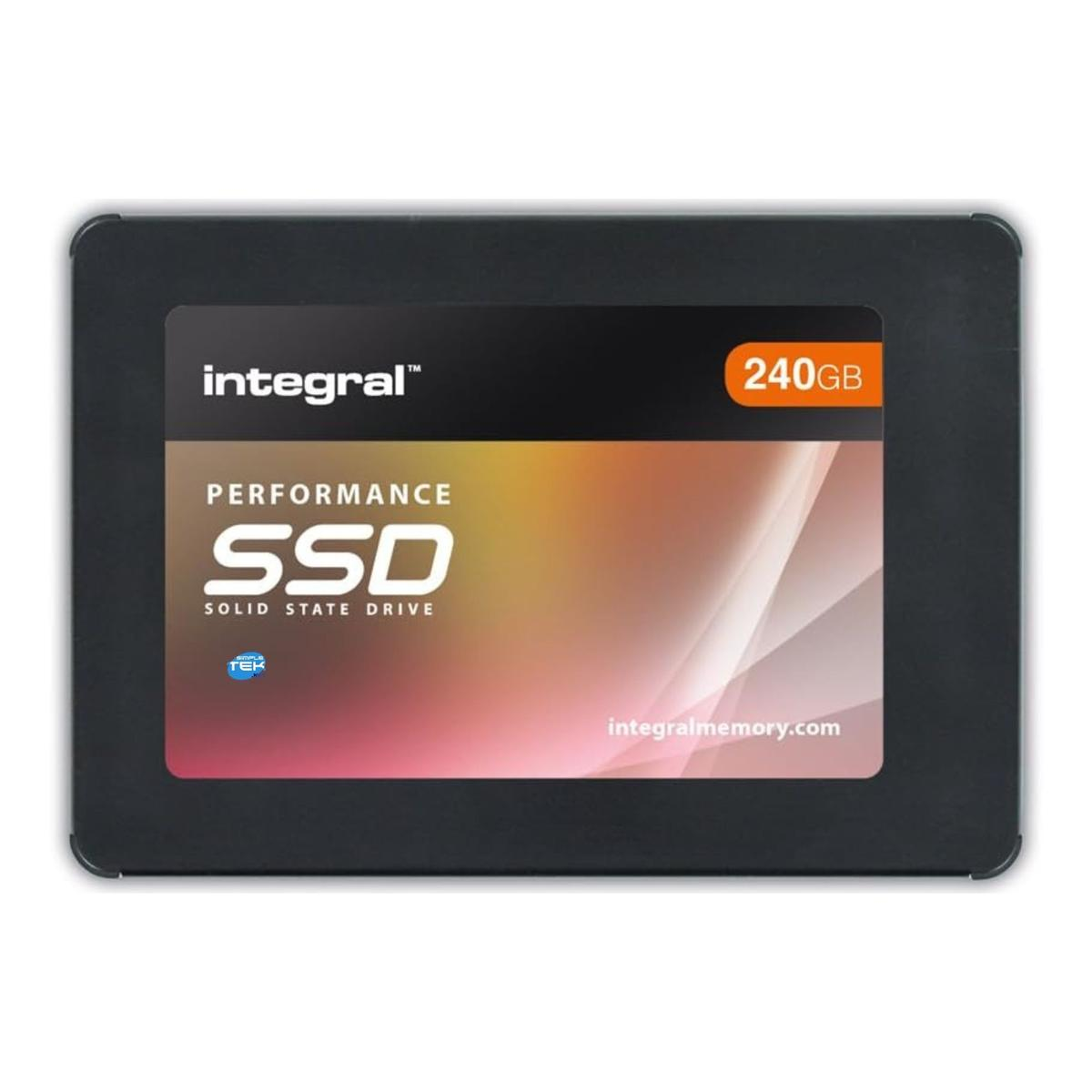 Un'unità SSD nera con il marchio Integral. Ha un'etichetta con 'SSD' e '240GB'. Lo sfondo è sfumato.