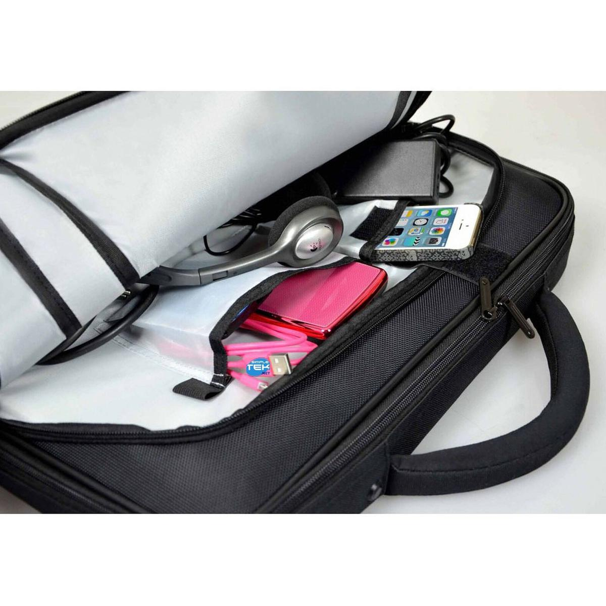 Borsa per laptop nera aperta, con cuffie, telefono, dispositivo rosa e cavi. Borsa su una superficie bianca.