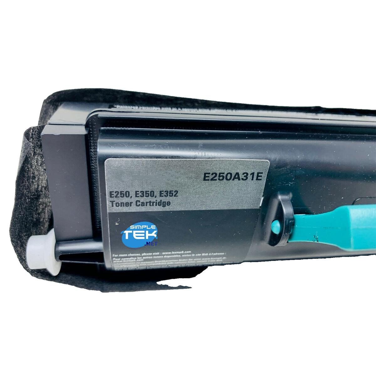 Una cartuccia toner nera con etichetta argentata. Testo: E250A31E e E250, E350, E352 Toner Cartridge. Logo Simple Tek.