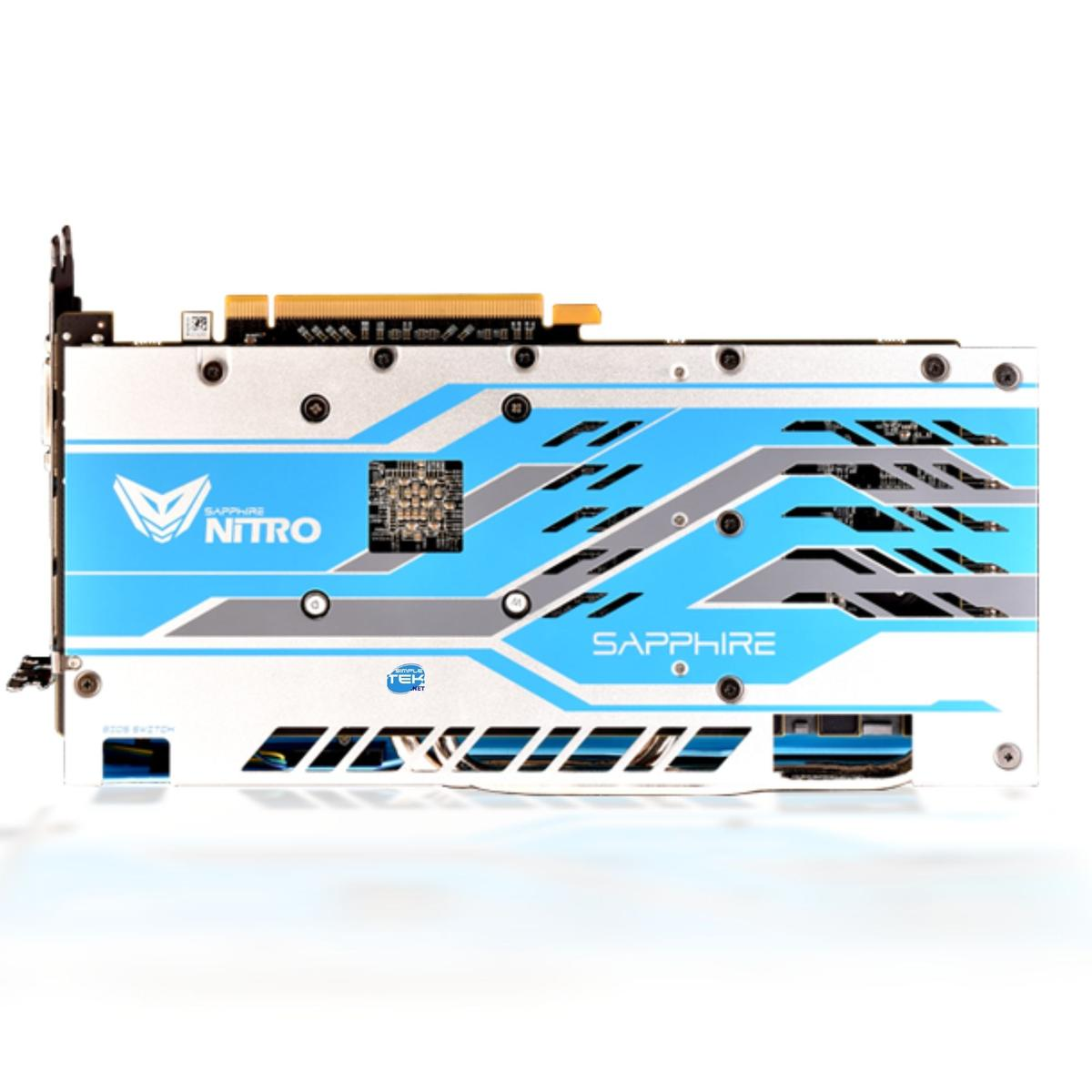 Una scheda grafica con un design blu e argento. La scheda ha il logo e il testo Sapphire Nitro. Lo sfondo è bianco.