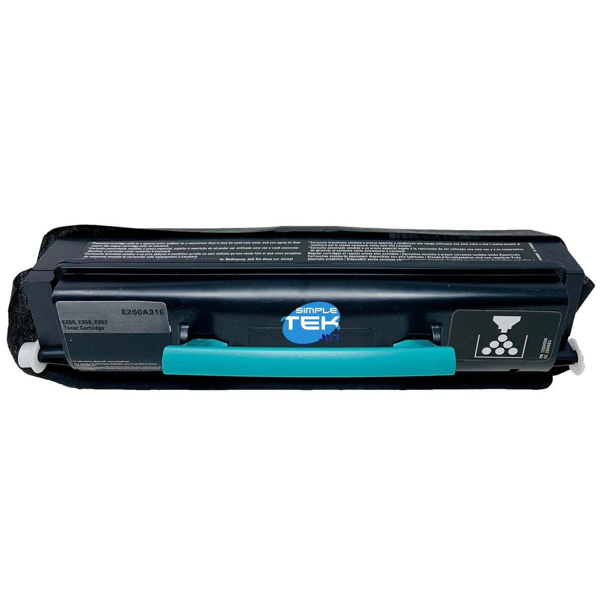 Una cartuccia toner Simple Tek nera. L'etichetta mostra il modello E250A31E. Ha una maniglia verde e testo.