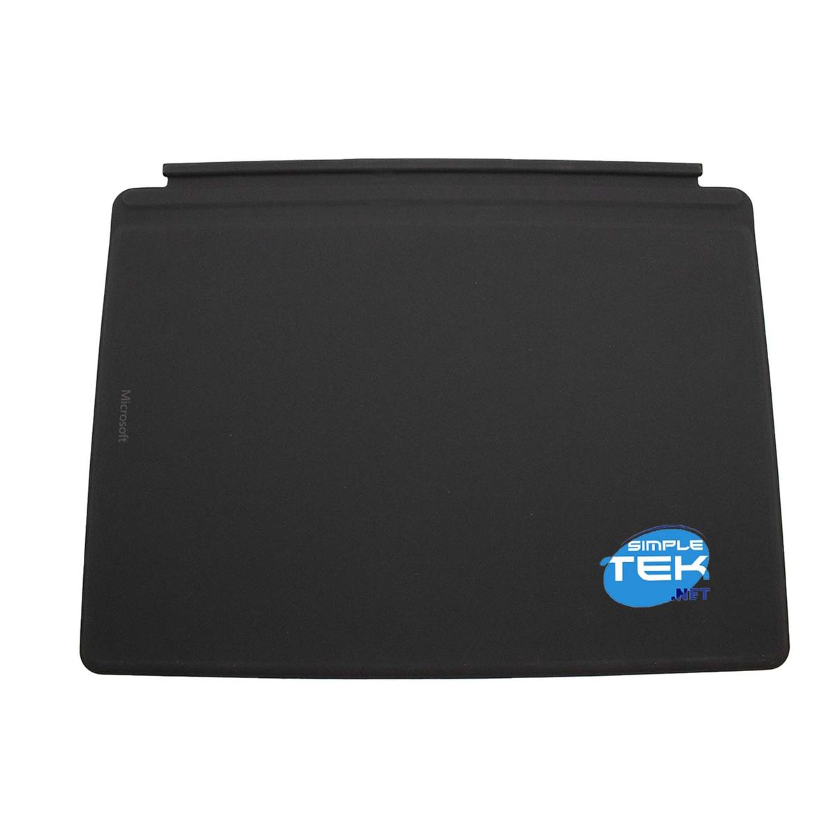 Eine schwarze Tablet-Hülle mit dem Microsoft-Logo links und einem Simple Tek-Logo rechts. Die Hülle befindet sich auf einem weißen Hintergrund.