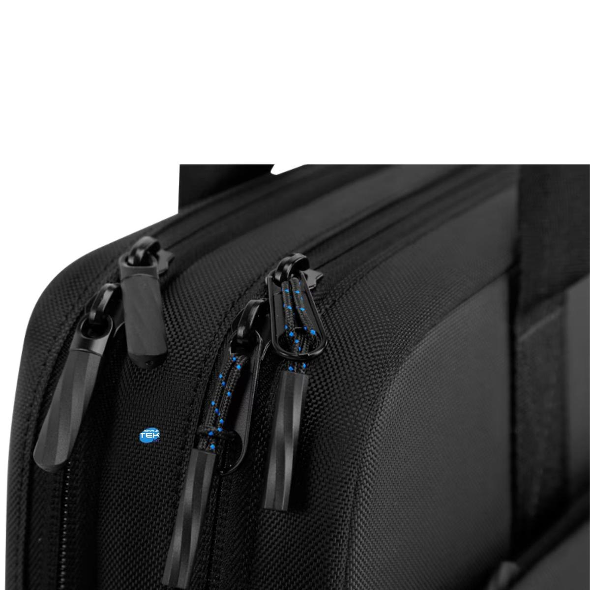 Primer plano de una bolsa negra con tres cremalleras. Las cremalleras tienen tiradores negros y cordones moteados azules.