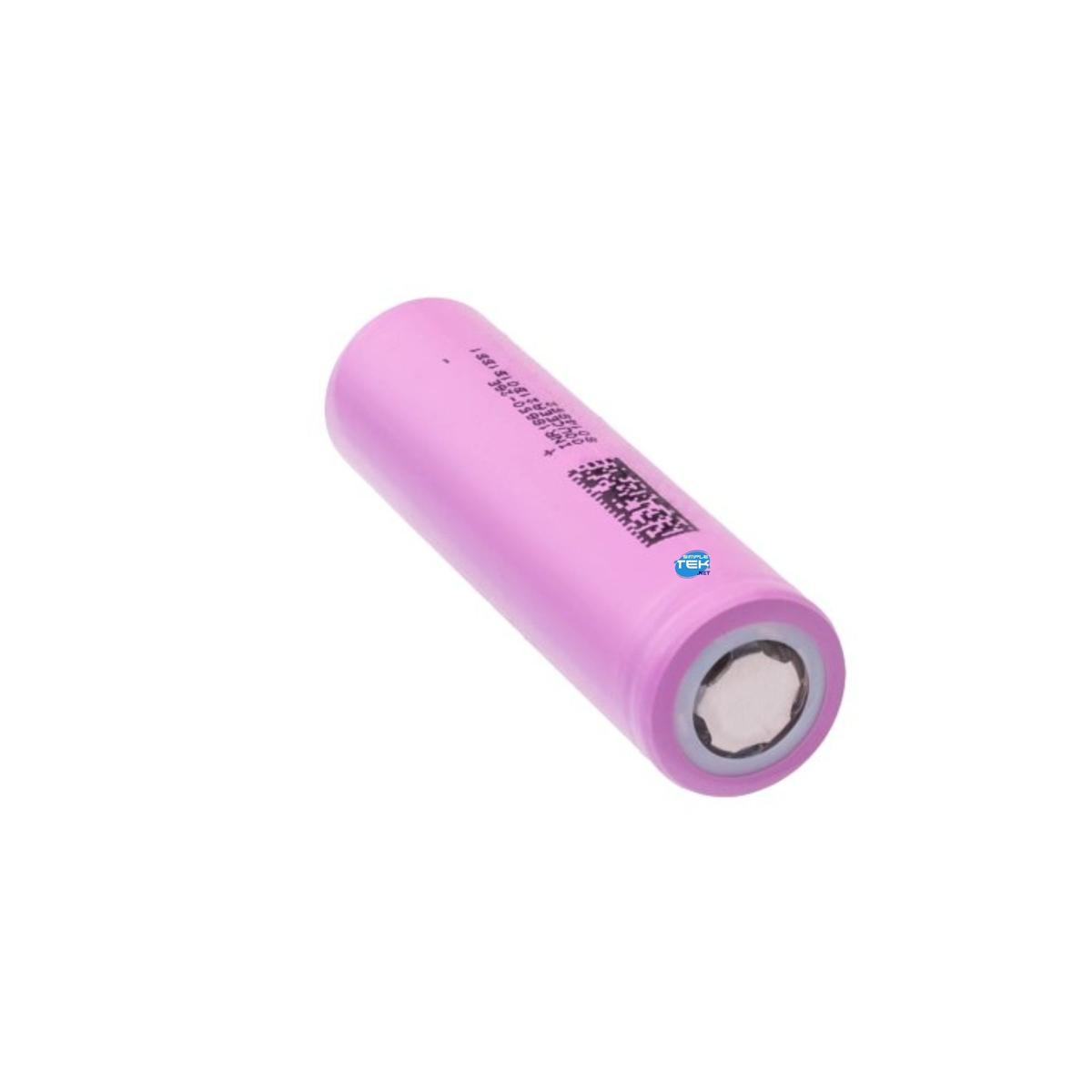 Różowy cylindryczny akumulator ze srebrną górą i oznaczeniami. Tło jest jednolicie białe.