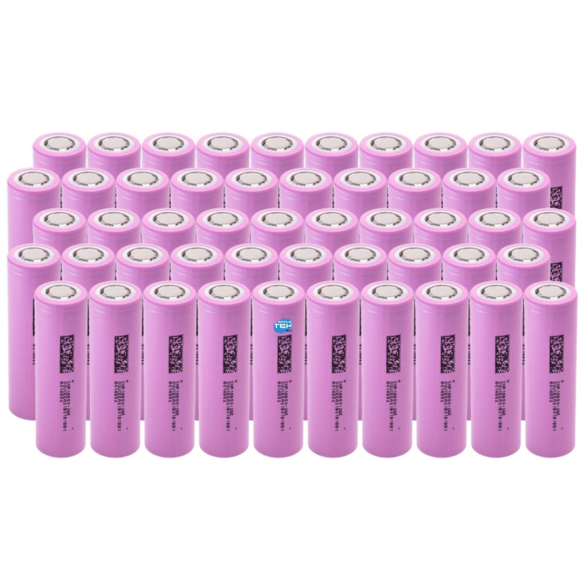 Wyświetlane są rzędy różowych baterii cylindrycznych ze srebrnymi wierzchami. Tło jest białe.