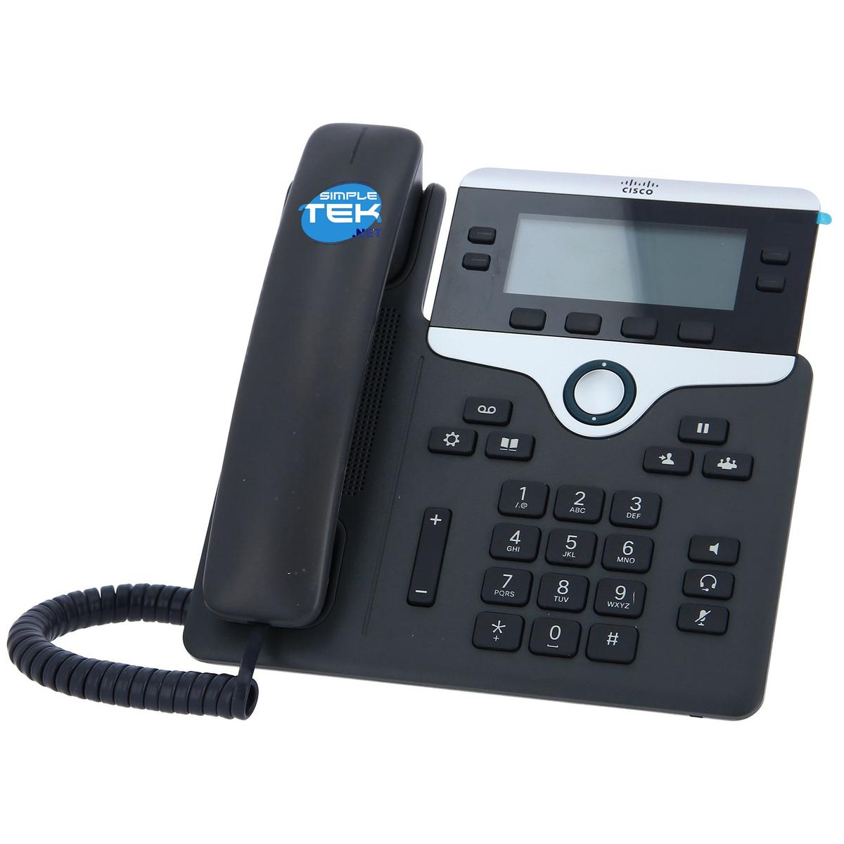 Czarny telefon IP Cisco ze słuchawką, przyciskami i ekranem. Na słuchawce znajduje się niebieska naklejka. Na białym tle.