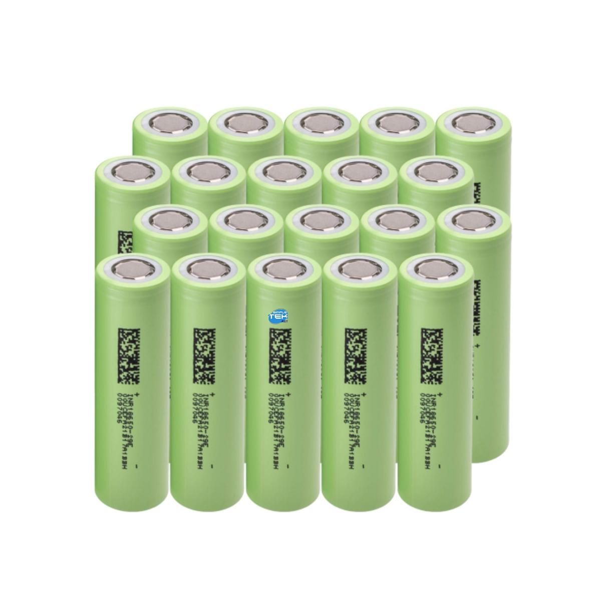 Układ zielonych cylindrycznych baterii ze srebrnymi pokrywami. Baterie są ułożone blisko siebie. Niektóre mają czarne kody i tekst.