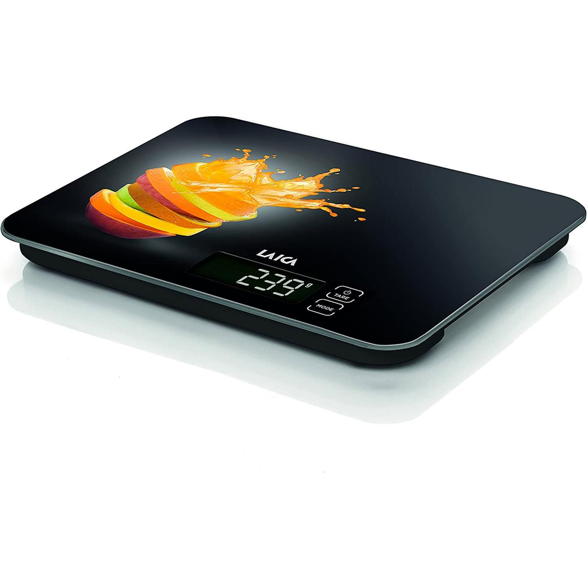 Balanza de cocina negra con gráfico de rodajas de fruta. Pantalla digital muestra 239. Botones para Tara y Modo. Fondo blanco.