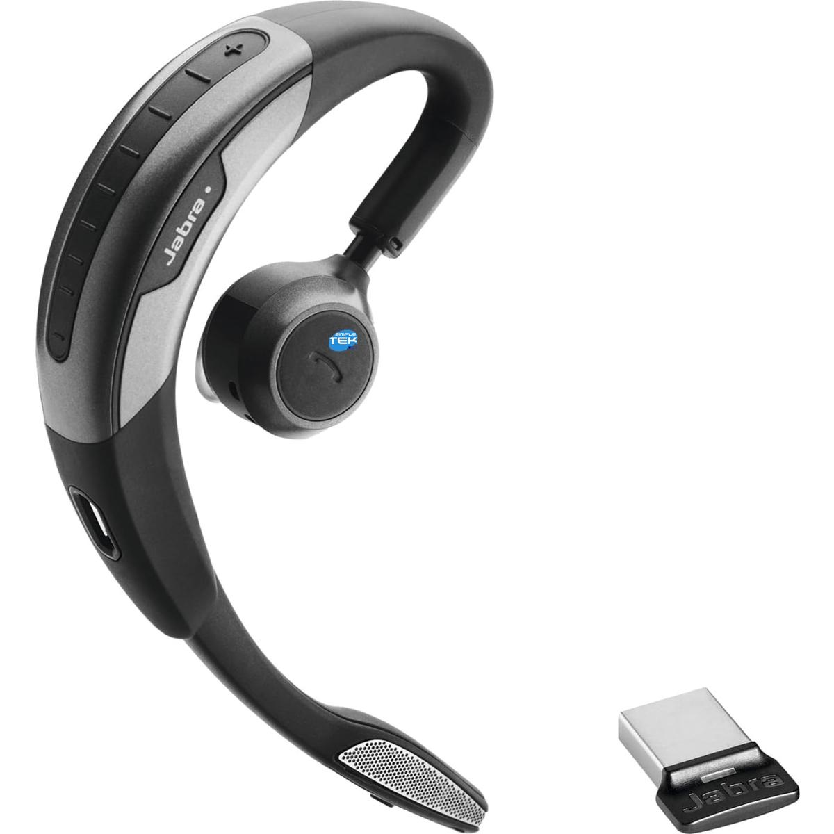 Un auricolare Bluetooth Jabra nero e grigio e un dongle USB. L'auricolare ha un microfono e un auricolare. Il dongle ha il logo Jabra.