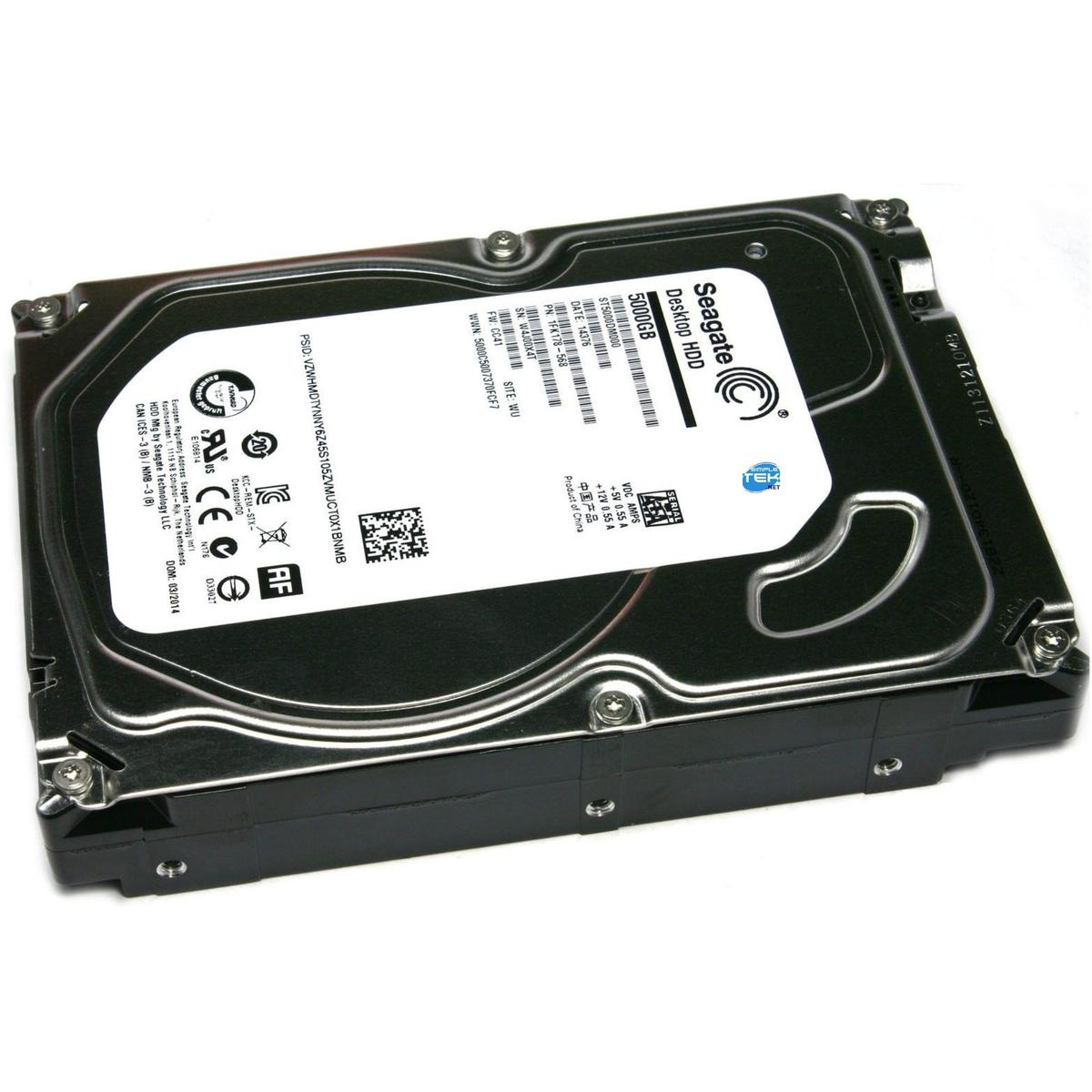 Un disco rigido Seagate Desktop HDD da 5000 GB. Disco rigido nero e argento con etichette. L'unità è su una superficie bianca.