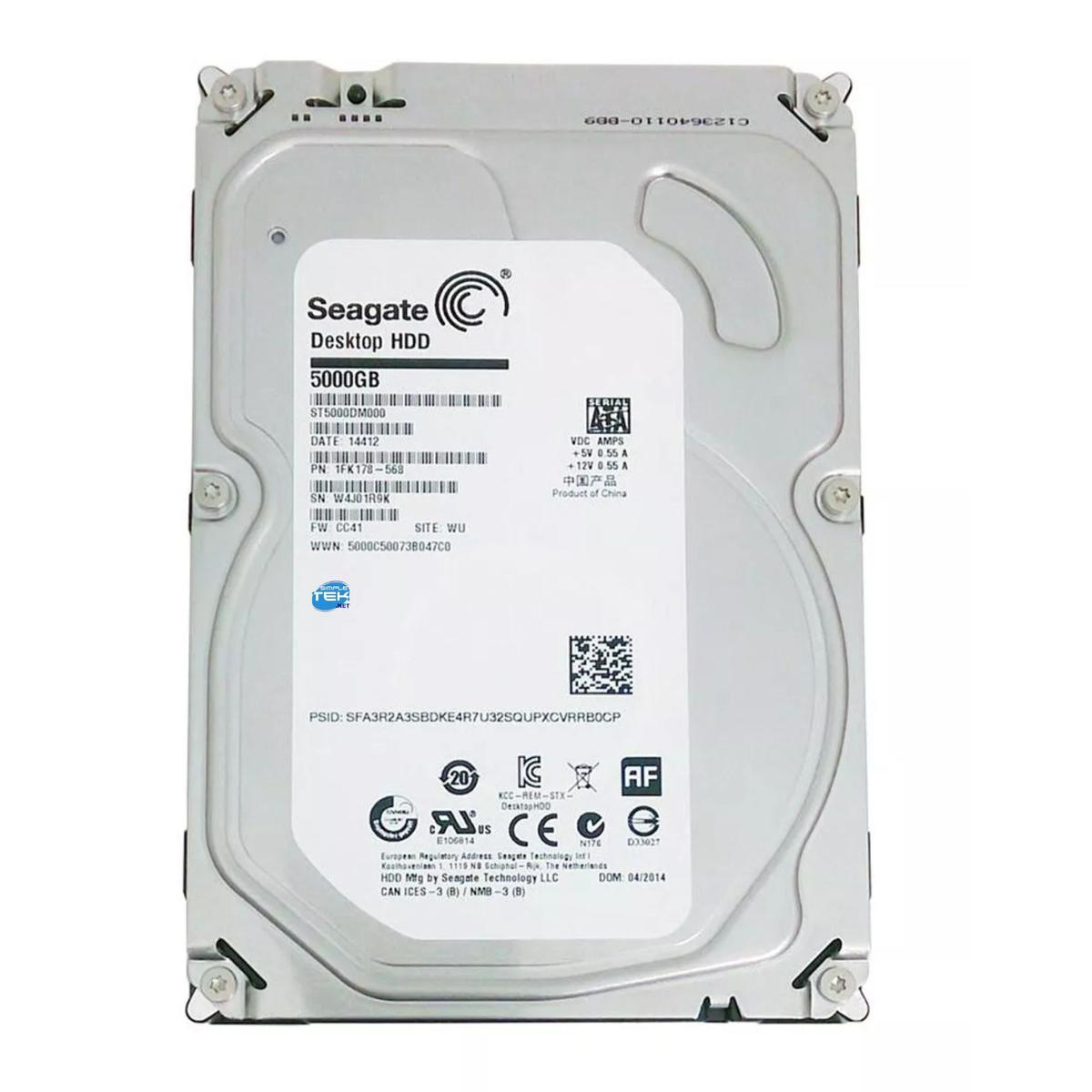 Un disco rigido Seagate Desktop HDD 5000GB, custodia argentata, con etichette e loghi. I dettagli includono modello, numero di serie e informazioni di fabbricazione.