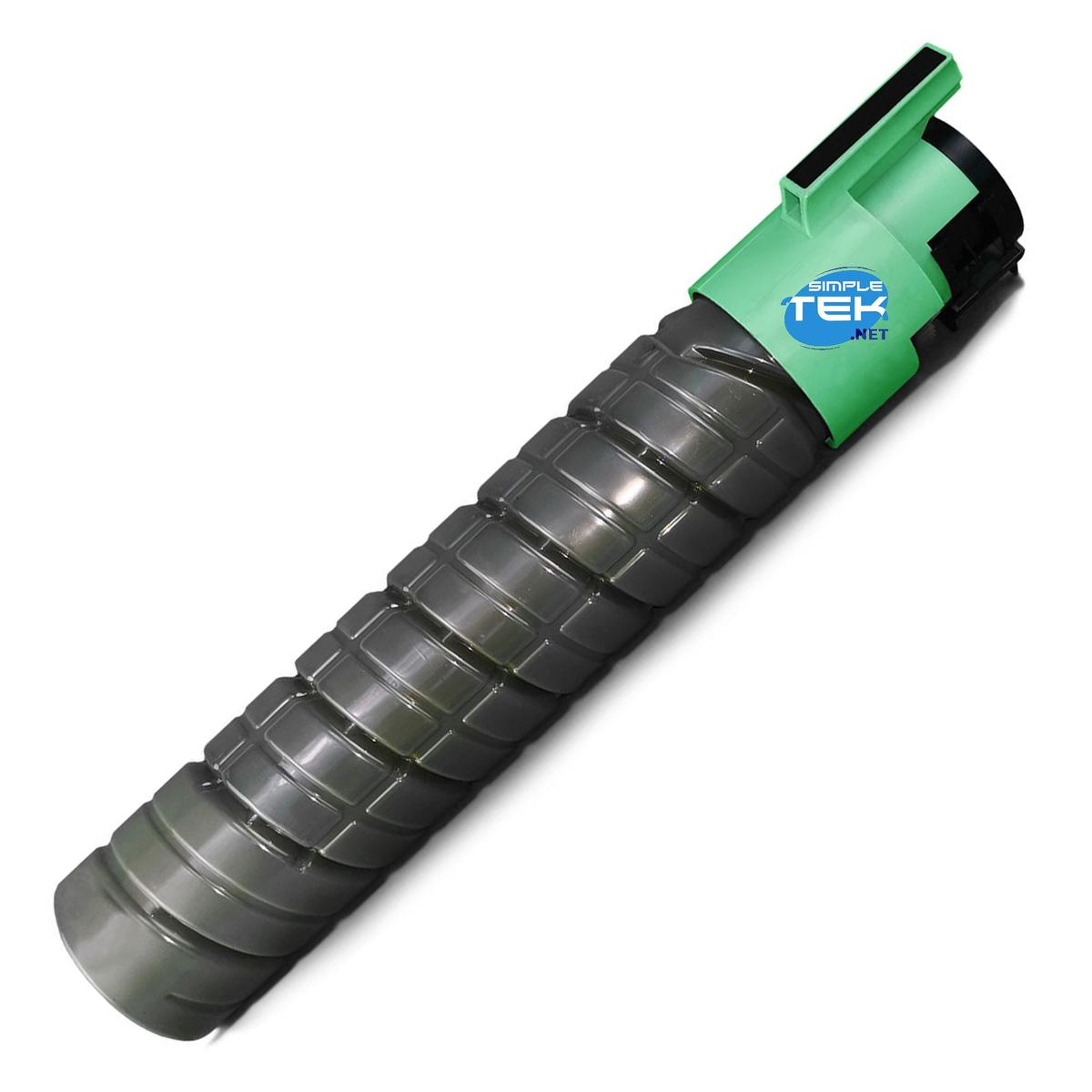 Una cartuccia toner con parte superiore verde e logo SIMPLE TEK, il corpo è grigio. Sfondo bianco.
