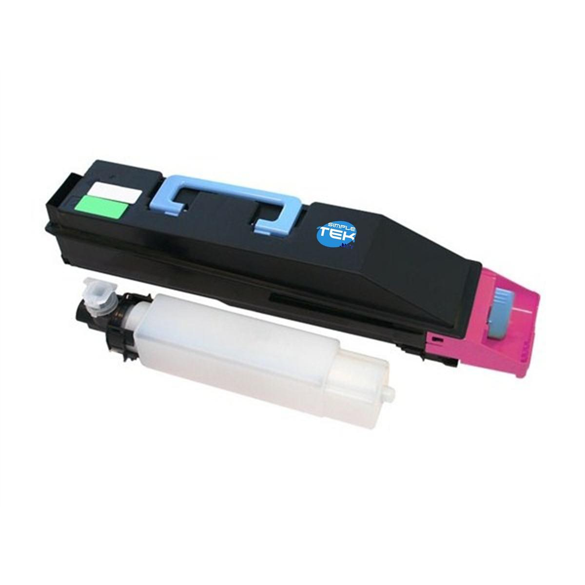 Un'immagine di una cartuccia toner con un involucro nero e rosa, un contenitore bianco e una maniglia blu. Lo sfondo è bianco.