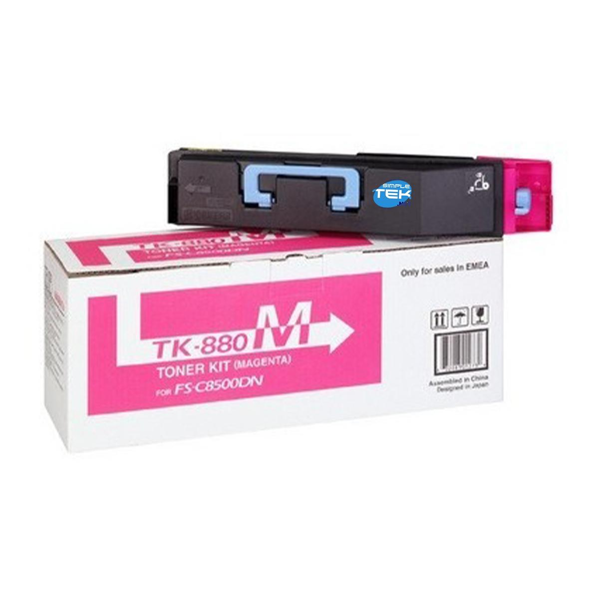 Cartuccia toner magenta e scatola. La scatola mostra 'TK-880M TONER KIT (Magenta)'. La cartuccia è nera con un componente magenta.