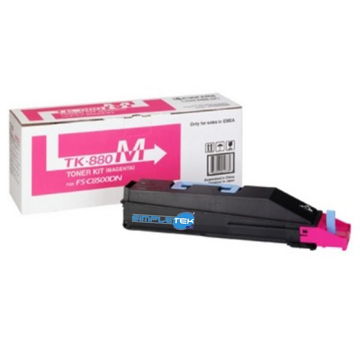 Una cartuccia toner magenta e la sua scatola. La scatola dice 'TK-880 M TONER KIT (magenta)' e 'SIMPLETEK' è stampato sulla cartuccia.