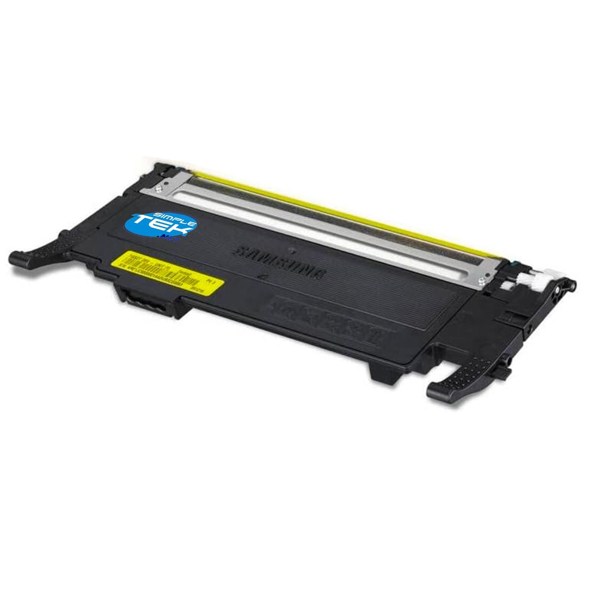 Toner per stampante Samsung nero. Presenta una barra gialla, metallo argentato e un adesivo blu Simple Tek. Sfondo bianco.