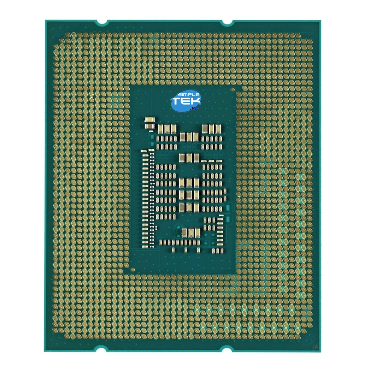 Widok od spodu procesora. Złote piny otaczają zieloną płytkę drukowaną z logo Simple Tek.