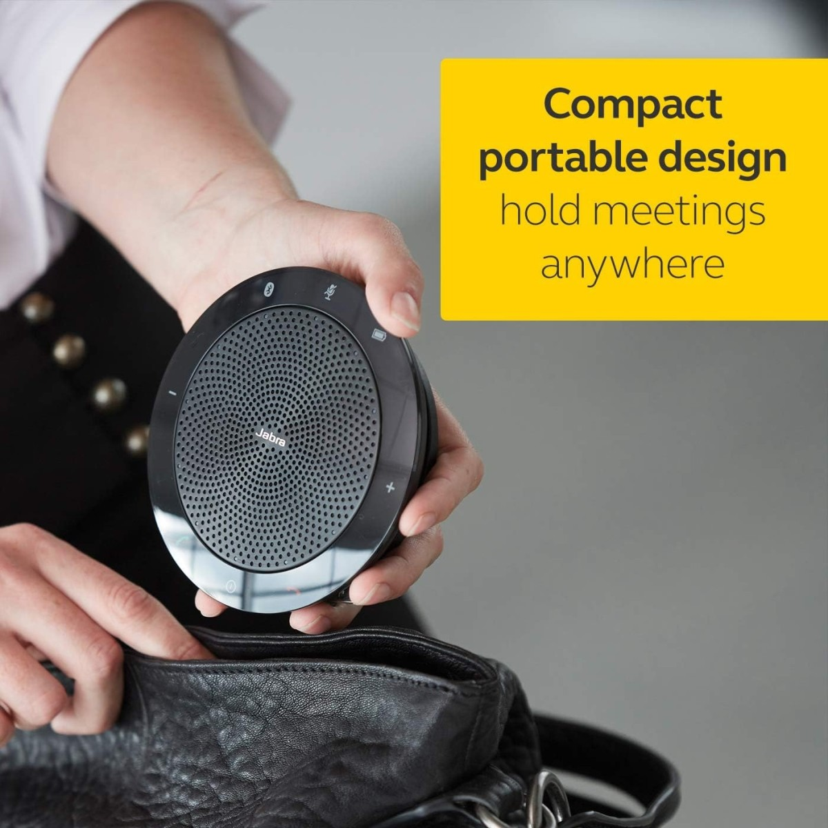 Una persona tiene in mano un altoparlante Jabra nero, mettendolo in una borsa nera. Rettangolo giallo con testo: Design portatile compatto.