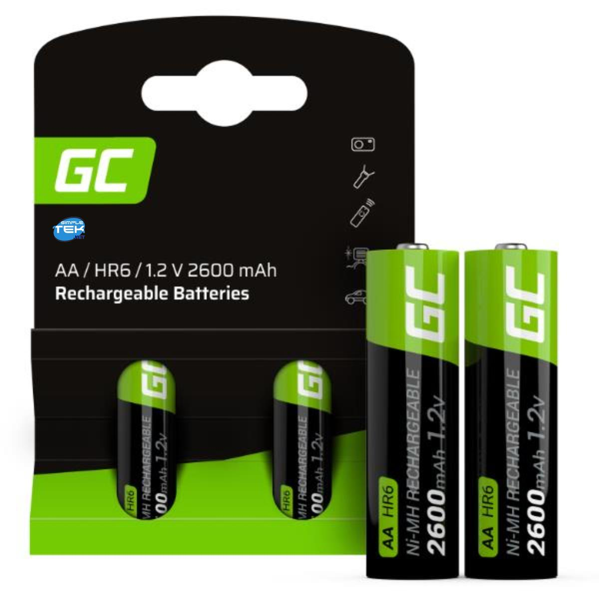 Una confezione di batterie ricaricabili AA del marchio GC. La confezione mostra tre batterie, due in piedi e una all'interno. Lo sfondo è nero.