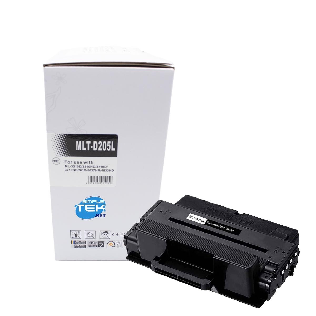 Białe pudełko z etykietą "MLT-D205L" i czarny wkład z tonerem. Pudełko wyświetla logo "SIMPLE TEK .NET".