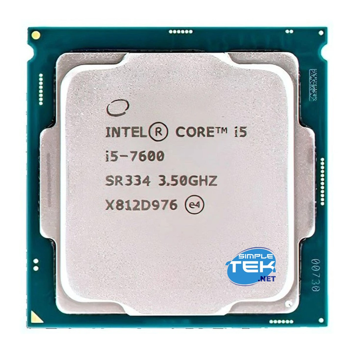 Un processore Intel Core i5-7600. Ha del testo che indica le sue specifiche, compresi il marchio e il modello, su un PCB quadrato verde.