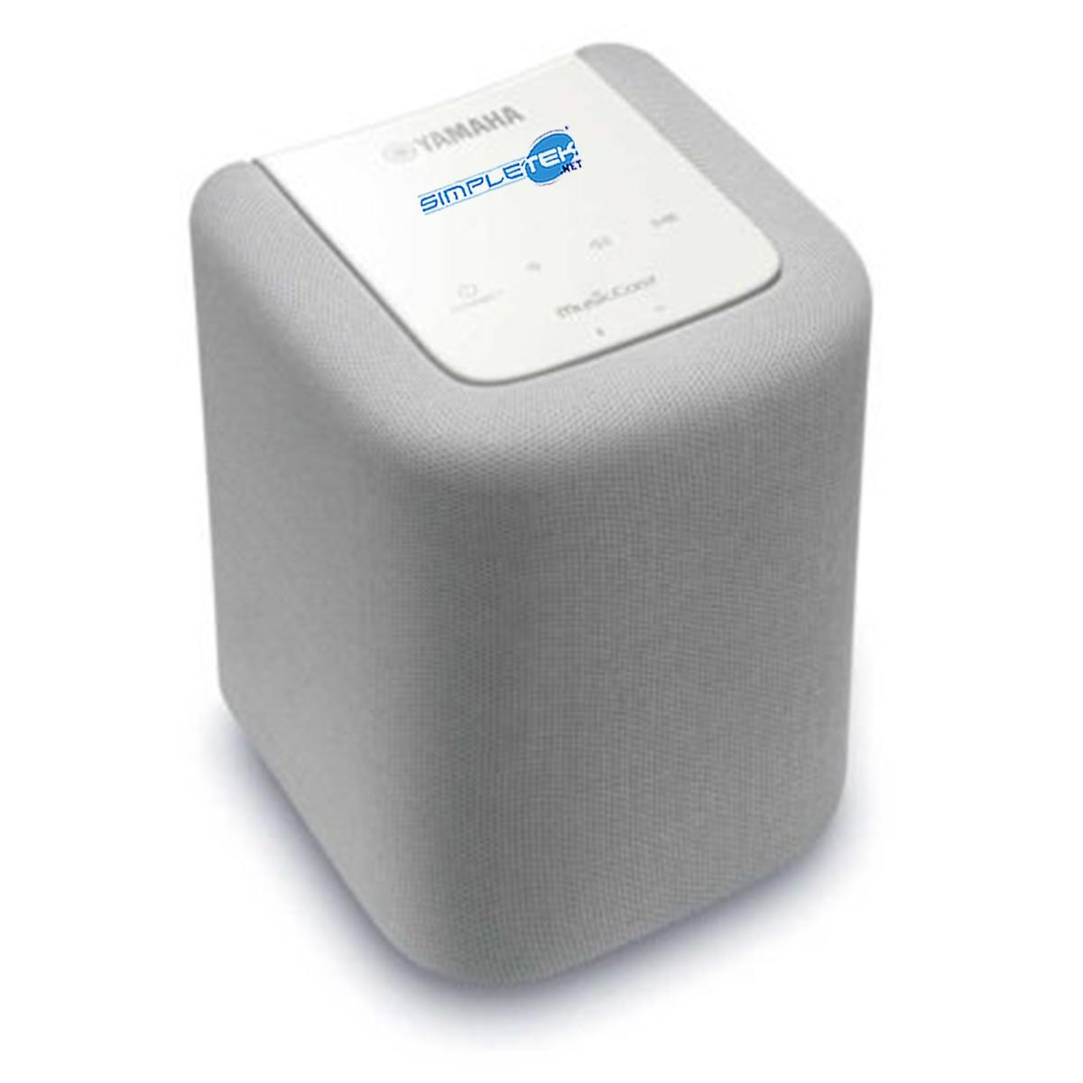 Un altoparlante Yamaha MusicCast grigio. Ha una parte superiore bianca con i loghi Yamaha e SimpleTech. Ha forma di cubo.