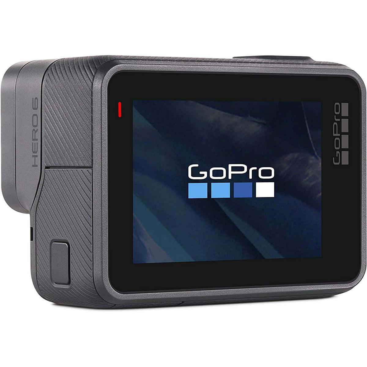 Eine GoPro Hero 6 Kamera. Der Bildschirm zeigt das GoPro-Logo. Sie ist grau, mit einem kleinen roten Licht. Das GoPro-Logo befindet sich in der Mitte.