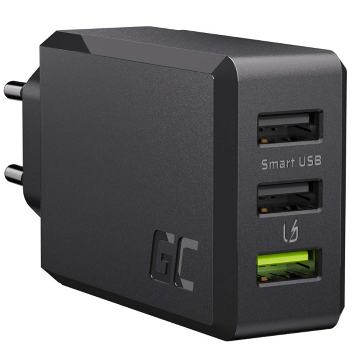 Un cargador USB negro con tres puertos, etiquetado 'Smart USB'. El puerto inferior tiene un interior verde. El cargador tiene un logo 'GC'.