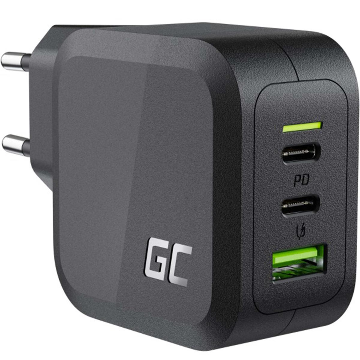 Un caricatore GC nero con 2 porte USB e spina a 2 pin. Le luci verdi indicano l'alimentazione. Il caricatore ha il testo "GC".