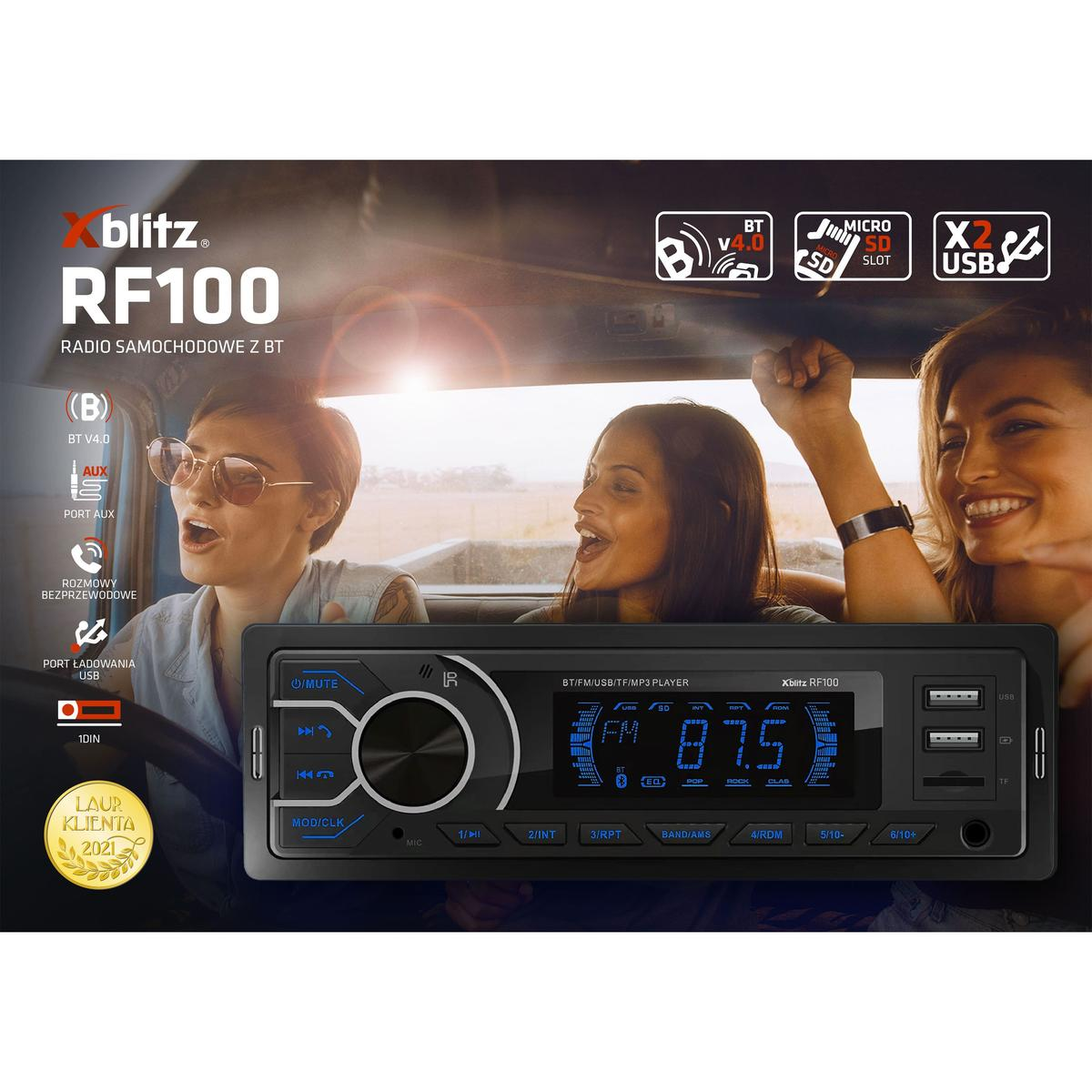 Autoradio con persone in auto. Stereo con pulsanti e display. Le donne sorridono. Il marchio è Xblitz RF100.
