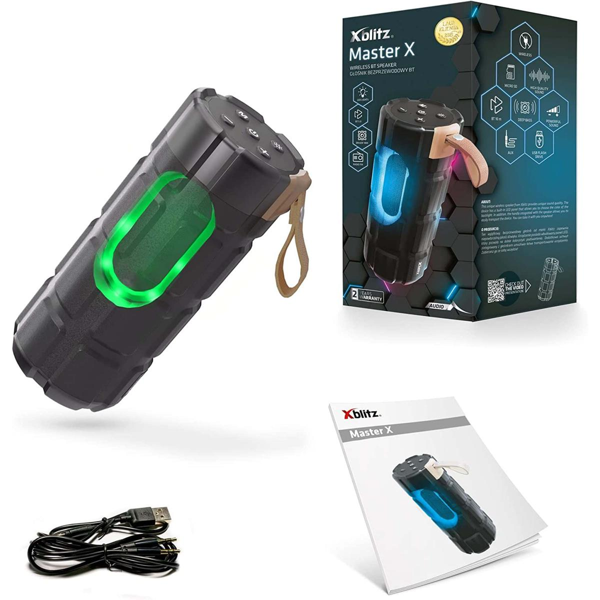 Altoparlante nero Xblitz Master X con luci verdi e blu. Scatola e manuale visibili. Cavo USB in primo piano.
