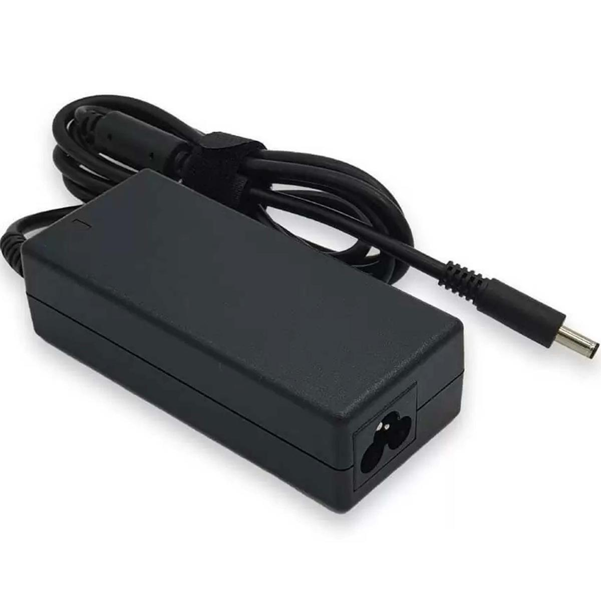 Adattatore di alimentazione nero per laptop su superficie bianca. Ha un corpo rettangolare, un cavo e un connettore rotondo.