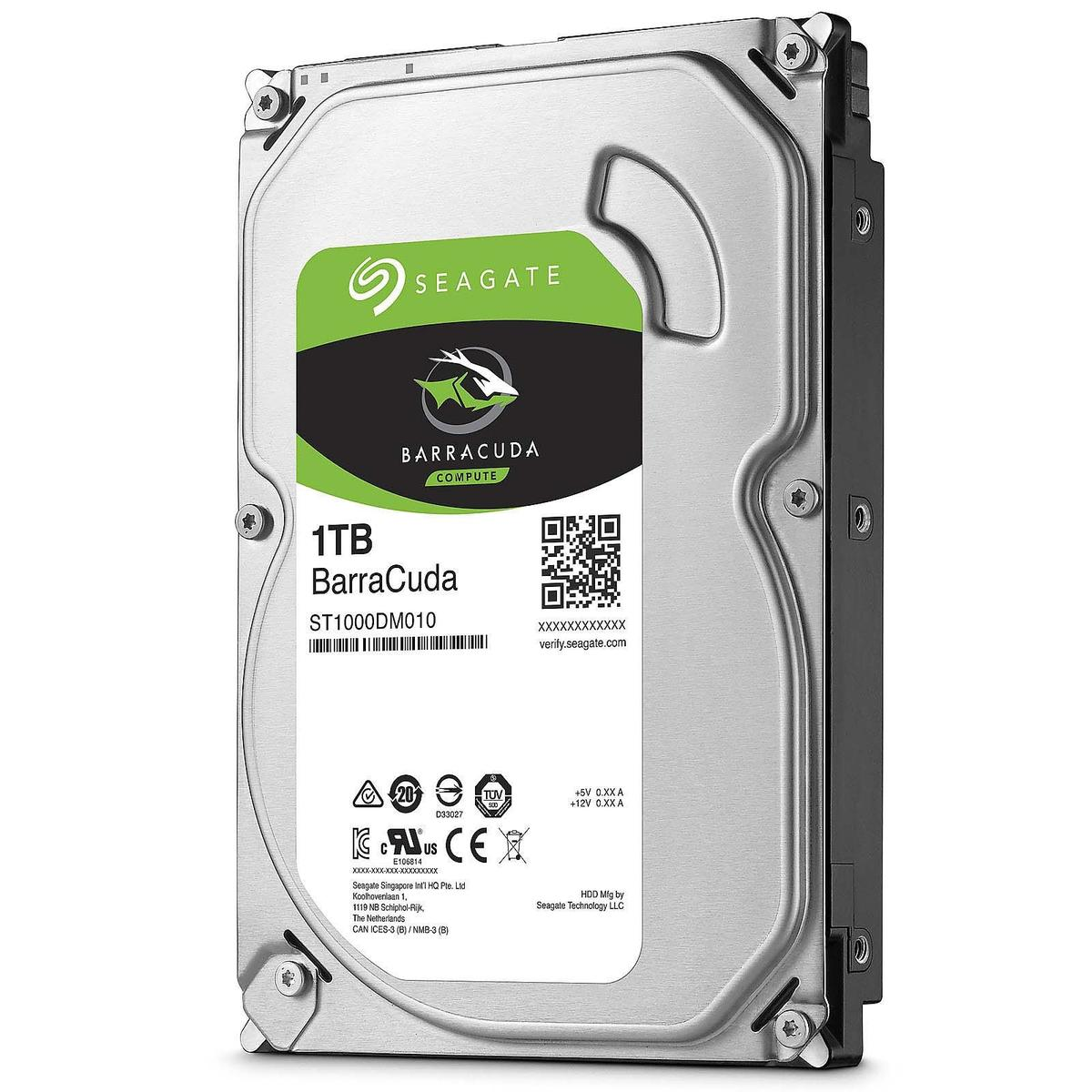 Un disco rigido Seagate Barracuda, argento e nero, con accenti verdi. Presenta il logo Seagate e le informazioni sul prodotto.