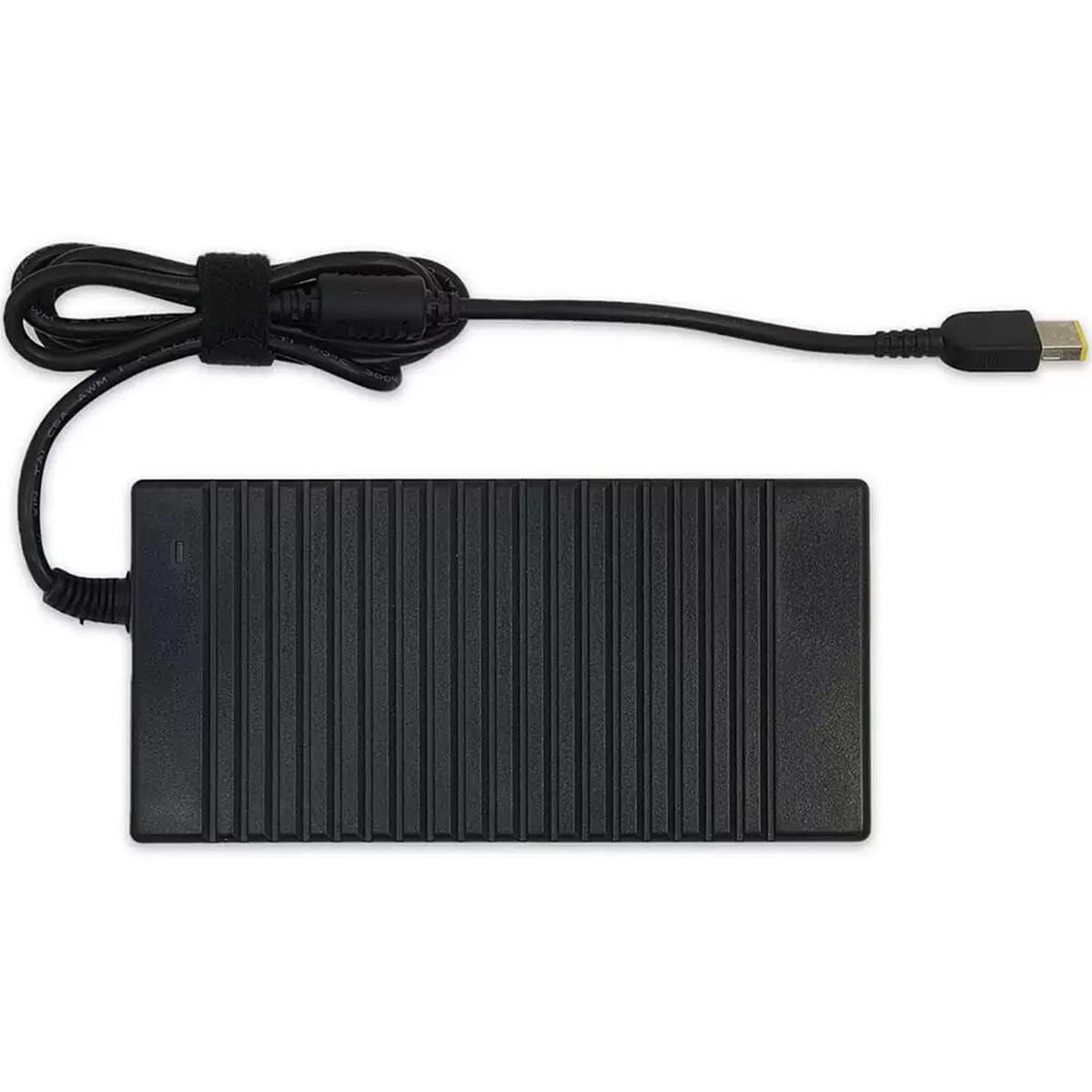 Un caricabatterie nero per laptop è su una superficie bianca. Ha un alimentatore con linee verticali e un cavo.