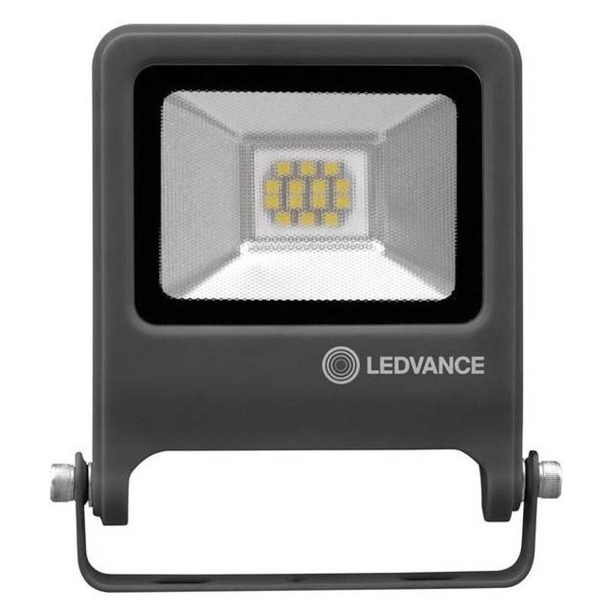 Un proiettore LED nero di forma quadrata. La sorgente luminosa è bianca, con un centro giallo. Il marchio 'LEDVANCE' è visibile.