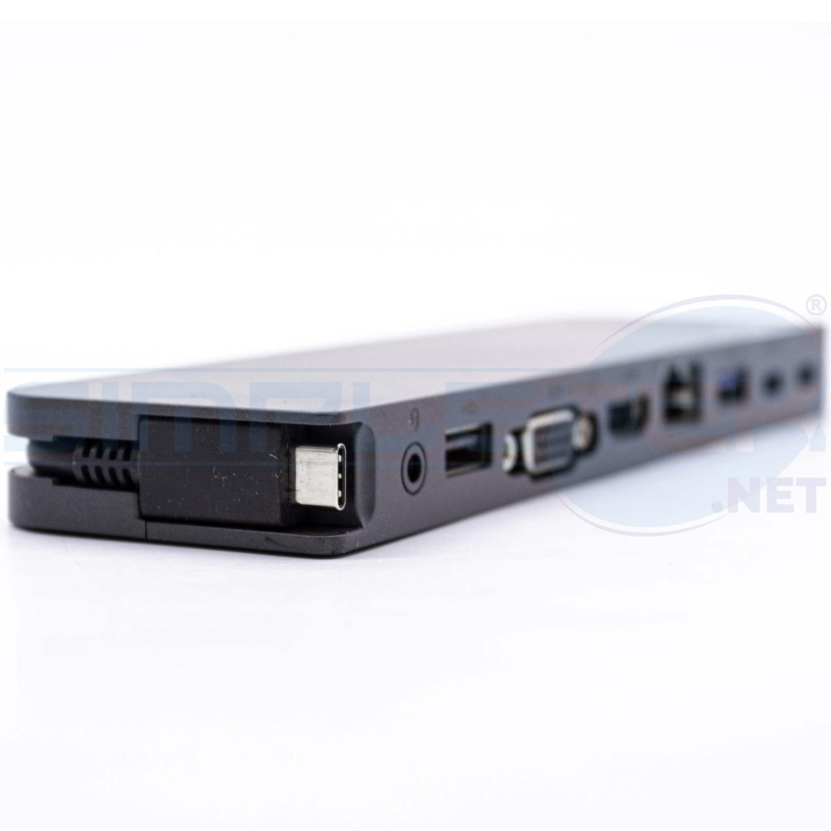 Ein schwarzes elektronisches Gerät mit mehreren Anschlüssen ist zu sehen. Ein USB-C-Anschluss ist sichtbar, zusammen mit anderen Anschlüssen. Das Gerät befindet sich auf einer weißen Oberfläche.