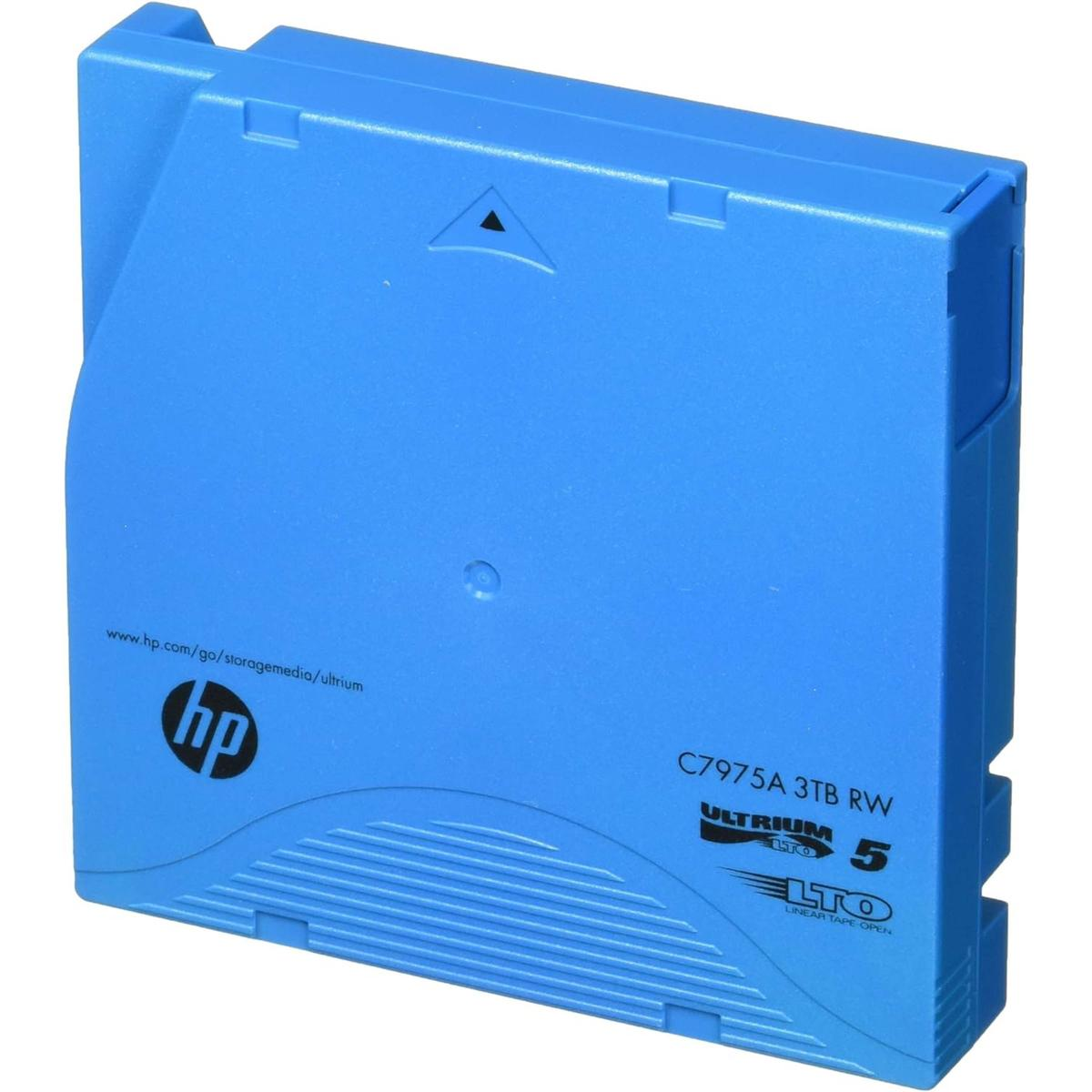 Eine blaue HP Ultrium LTO-5-Bandkassette. Sie hat das HP-Logo und Text wie 'C7975A 3TB RW' und 'ULTRIUM 5'.