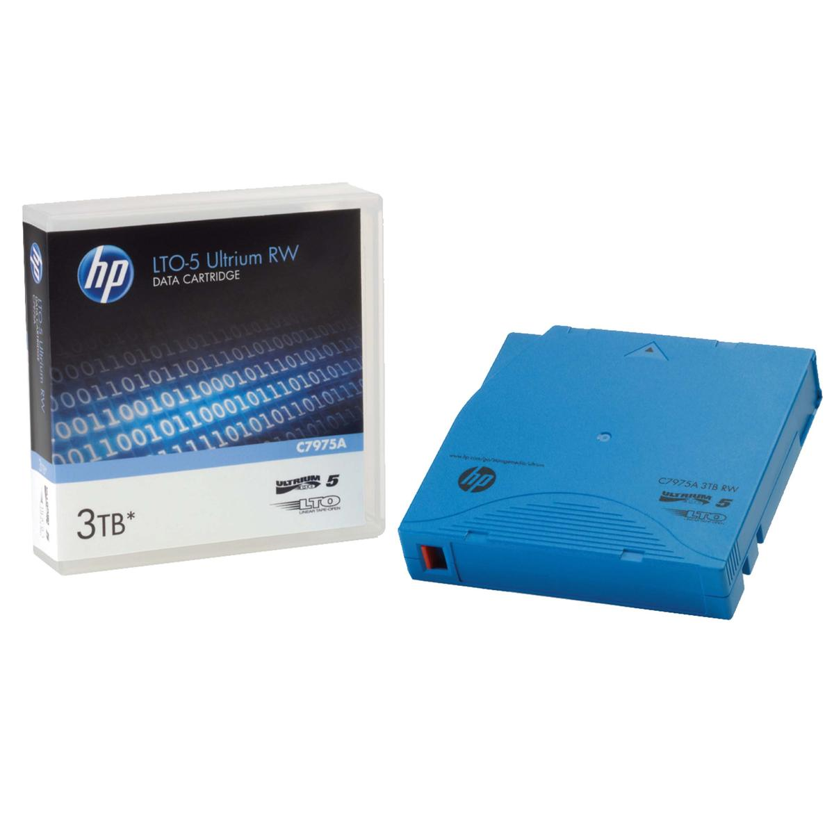 Zwei HP LTO-5 Ultrium Datenkassetten. Eine befindet sich in einem Gehäuse, die andere ist blau. Beide haben Text und Logos.