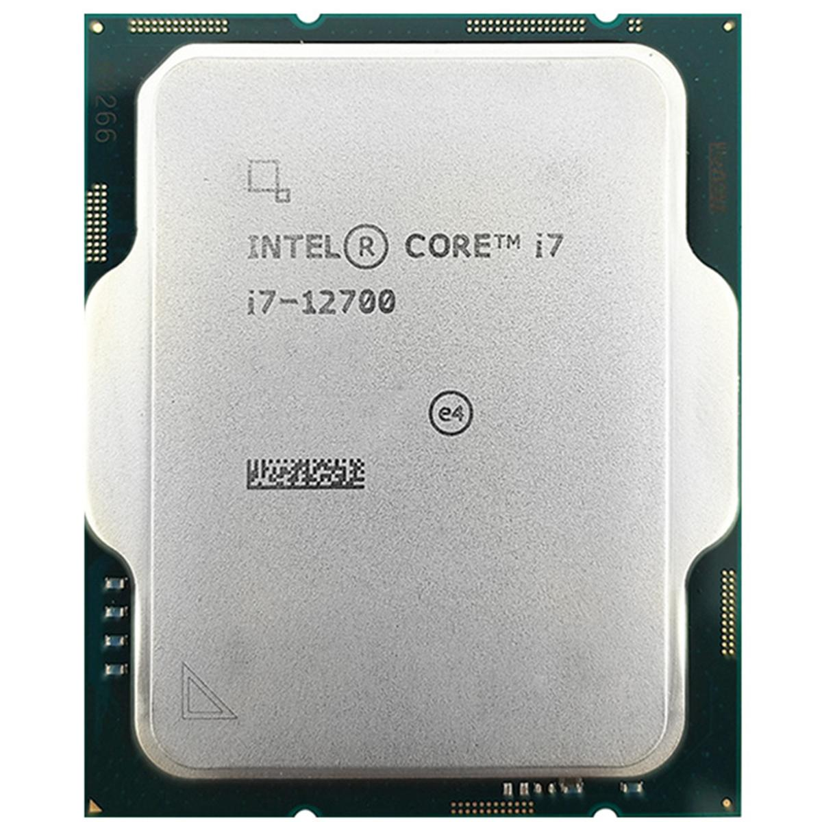 Srebrny procesor Intel Core i7-12700. Posiada logo Intel i informacje o modelu wydrukowane na powierzchni, otoczone zieloną płytką drukowaną.