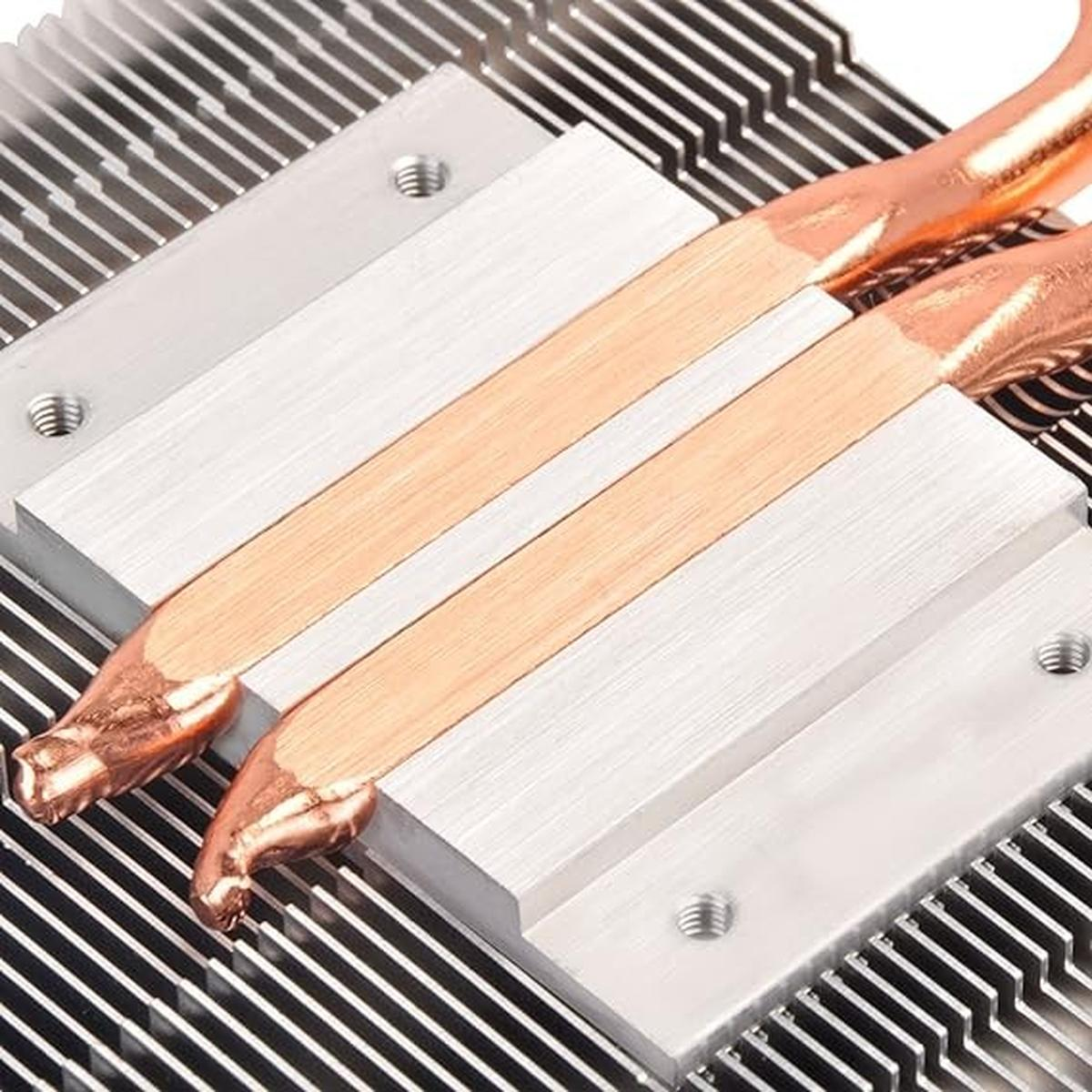 Primo piano di un componente metallico del computer con tubi di rame e alette argentate. Le viti fissano la struttura.