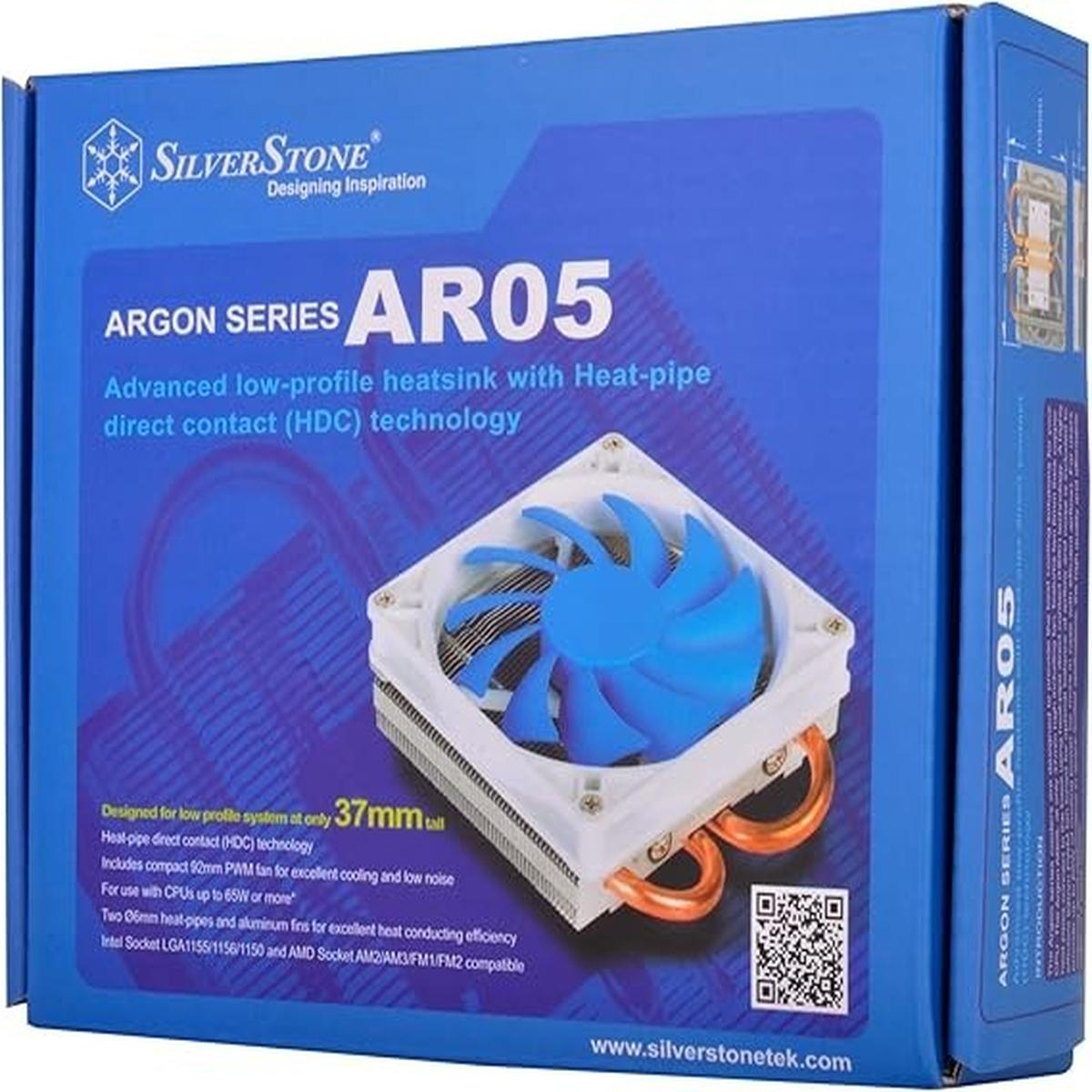 Un dissipatore di calore per computer blu e bianco su una scatola blu. Il testo include 'ARGON SERIES AR05', 'SilverStone' e specifiche tecniche.
