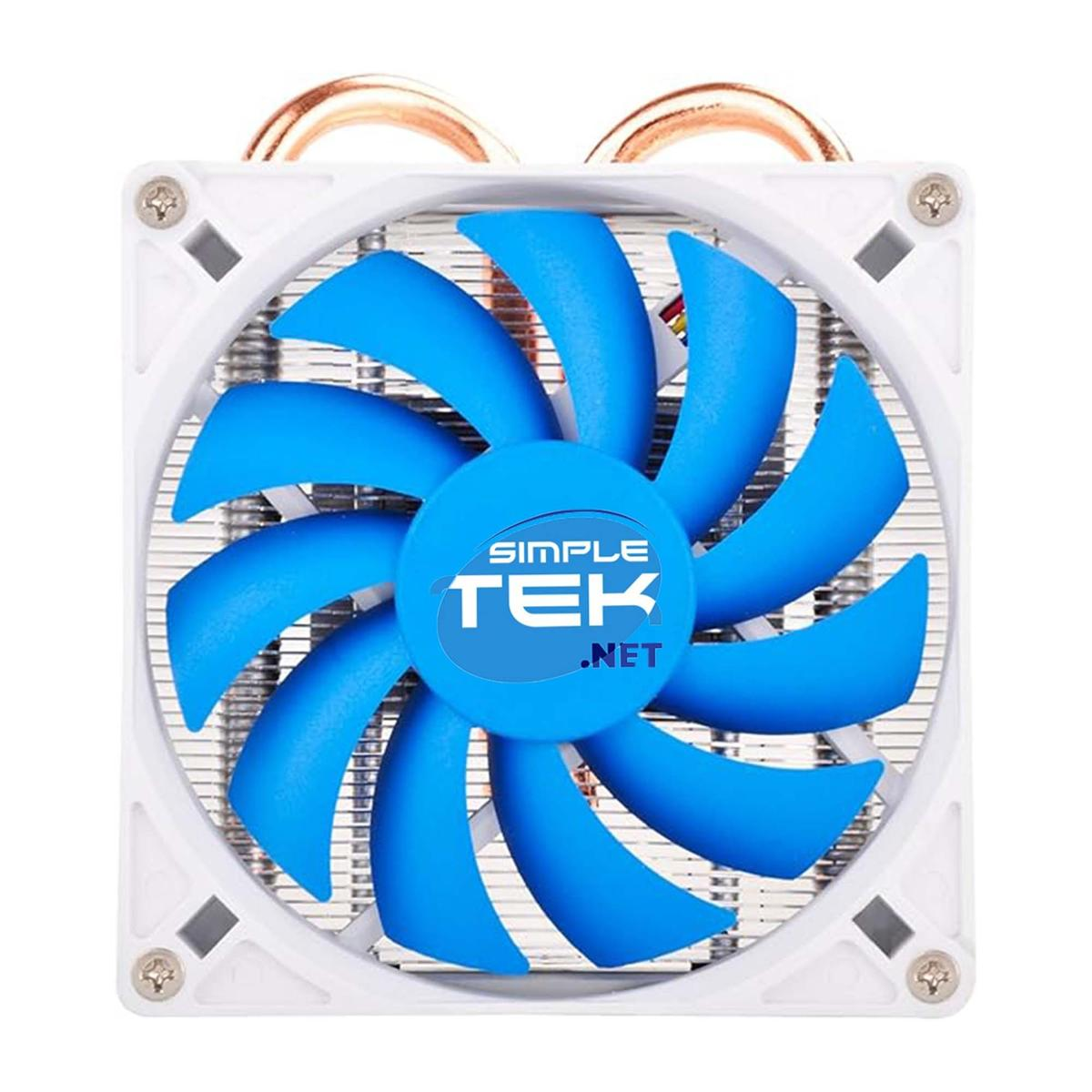 Una ventola per computer con pale blu e telaio bianco. Al centro il logo Simple Tek. In alto sono visibili tubi di rame.