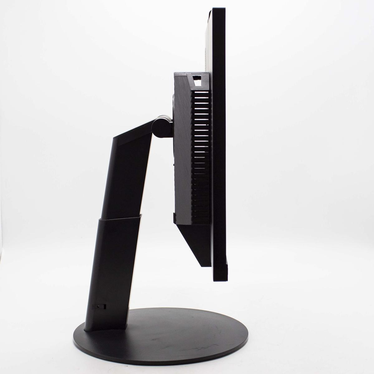 Una vista laterale di un monitor nero. Ha una base rotonda, un supporto e uno schermo rettangolare. Lo sfondo è bianco.